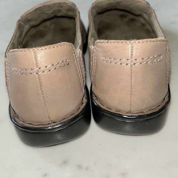 Naturalizer leather slip on taupe sandals size 8W‎ - Picture 4 of 9